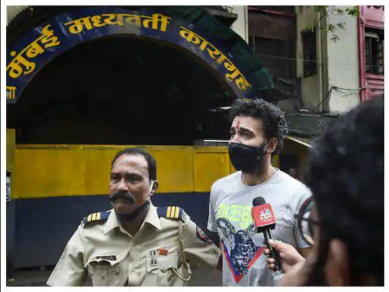 ਅੱਜ ਯਾਨੀ 21 ਸਤੰਬਰ ਨੂੰ ਰਾਜ ਕੁੰਦਰਾ ਨੂੰ ਜ਼ਮਾਨਤ 'ਤੇ ਰਿਹਾਅ ਕਰ ਦਿੱਤਾ ਗਿਆ ਹੈ। ਇਸ ਦੌਰਾਨ ਰਾਜ ਮੱਥੇ 'ਤੇ ਤਿਲਕ ਲਗਾ ਕੇ ਜੇਲ੍ਹ ਤੋਂ ਬਾਹਰ ਆਉਂਦੇ ਹੋਏ ਨਜ਼ਰ ਆਇਆ। ਵੇਖੋ ਉਨ੍ਹਾਂ ਦੀਆਂ ਤਸਵੀਰਾਂ ...