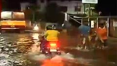 Kolkata Rain: গতকালের দিনভর বৃষ্টিতে এখনও জলের তলায় বড়িশার মতিলাল গুপ্ত রোড। Bangla News