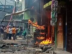Fire in Warehouse: गोदाम में लगी भीषण आग, बुझाने की कोशिश में झुलसे फायर ब्रिगेड के जवान 