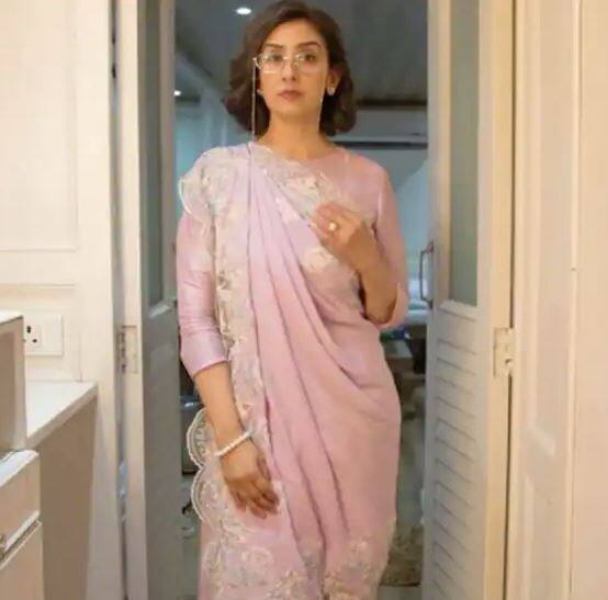 ਮਨੀਸ਼ਾ ਕੋਇਰਾਲਾ ਇੱਕ ਨੇਪਾਲੀ ਅਦਾਕਾਰਾ ਹੈ। ਆਪਣੇ 29 ਸਾਲਾਂ ਦੇ ਕਰੀਅਰ ਵਿੱਚ, ਉਸਨੇ 'ਸੌਦਾਗਰ', 'ਦਿਲ ਸੇ', 'ਖਾਮੋਸ਼ੀ', 'ਕੱਚੇ ਧਾਗੇ', 'ਗੁਪਤ', 'ਲੱਜਾ' ਵਰਗੀਆਂ ਬਹੁਤ ਵਧੀਆ ਫਿਲਮਾਂ ਕੀਤੀਆਂ।