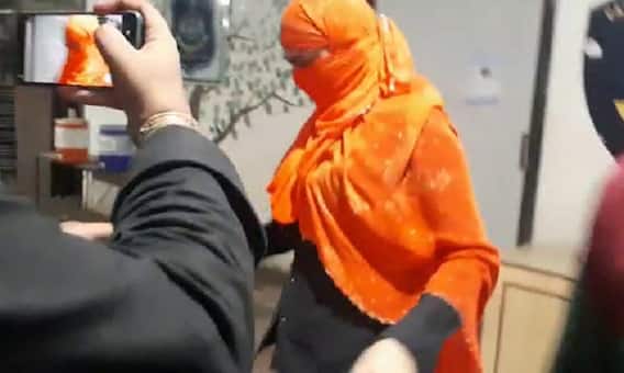 વડોદરા હાઈપ્રોફાઇલ દુષ્કર્મ કેસ: યુવતી સાથેના કઢંગી હાલતમાં અશોક જૈન અને રાજુ ભટ્ટના ફોટોગ્રાફ્સ પોલીસને સોંપાયા વડોદરા હાઈપ્રોફાઇલ દુષ્કર્મ કેસ: યુવતી સાથેના કઢંગી હાલતમાં અશોક જૈન અને રાજુ ભટ્ટના ફોટોગ્રાફ્સ પોલીસને સોંપાયા