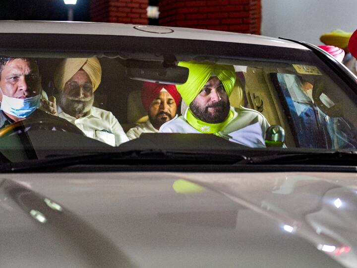 हरपाल सिंह चीमा ने एक बयान में कहा कि चन्नी, सिद्धू और सुखजिंदर सिंह रंधावा के असली चेहरे, जो एक दिन पहले खुद को गरीब आम आदमी बता रहे थे, बेनकाब हो गए.