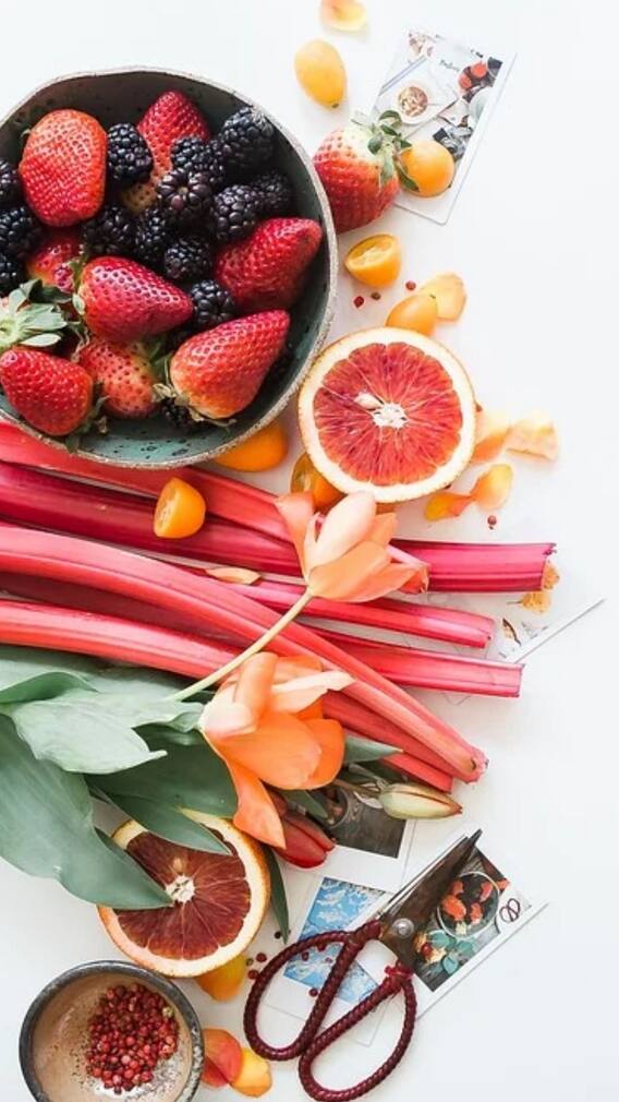 যে ফলগুলো নিয়মিত খেলে ত্বক উজ্জ্বল হয়ে উঠবে