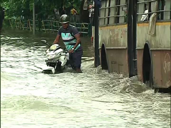 কলকাতা, দুই ২৪ পরগনায়, হাওড়া, হুগলিতে মঙ্গলবারও বৃষ্টি হবে।   আলিপুর আবহাওয়া দফতর সূত্রে খবর,  মঙ্গলবার এই ঘূর্ণাবর্ত ক্রমশ রাজ্যের পশ্চিমদিকে সরবে।