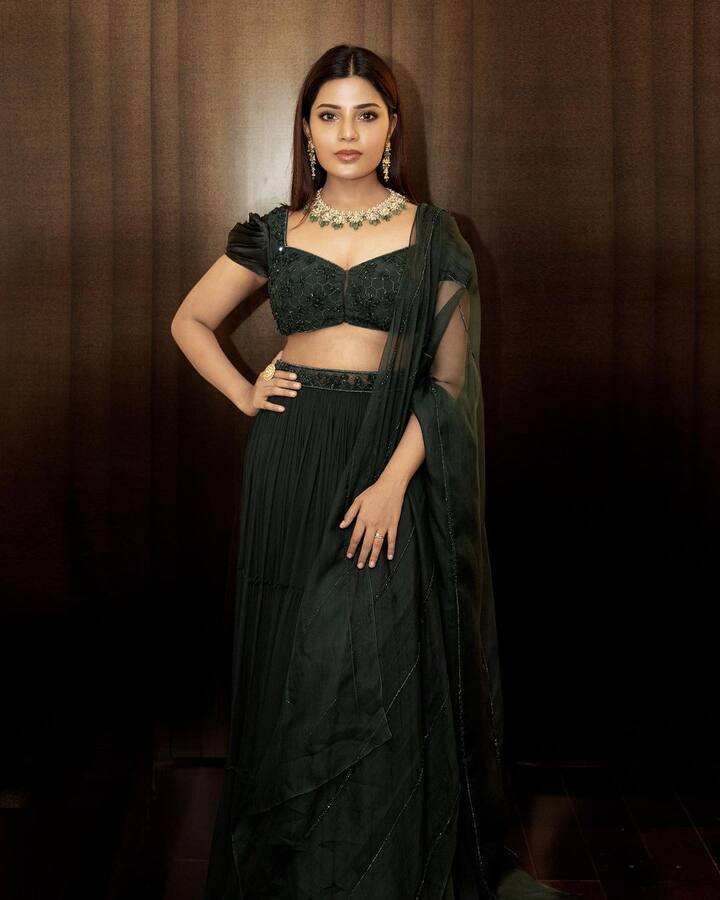சுட்டும் விழி பார்வையில் சுகம் வைத்தாள் நான் காதலின் கடலில் விழுந்துவிட்டேன்