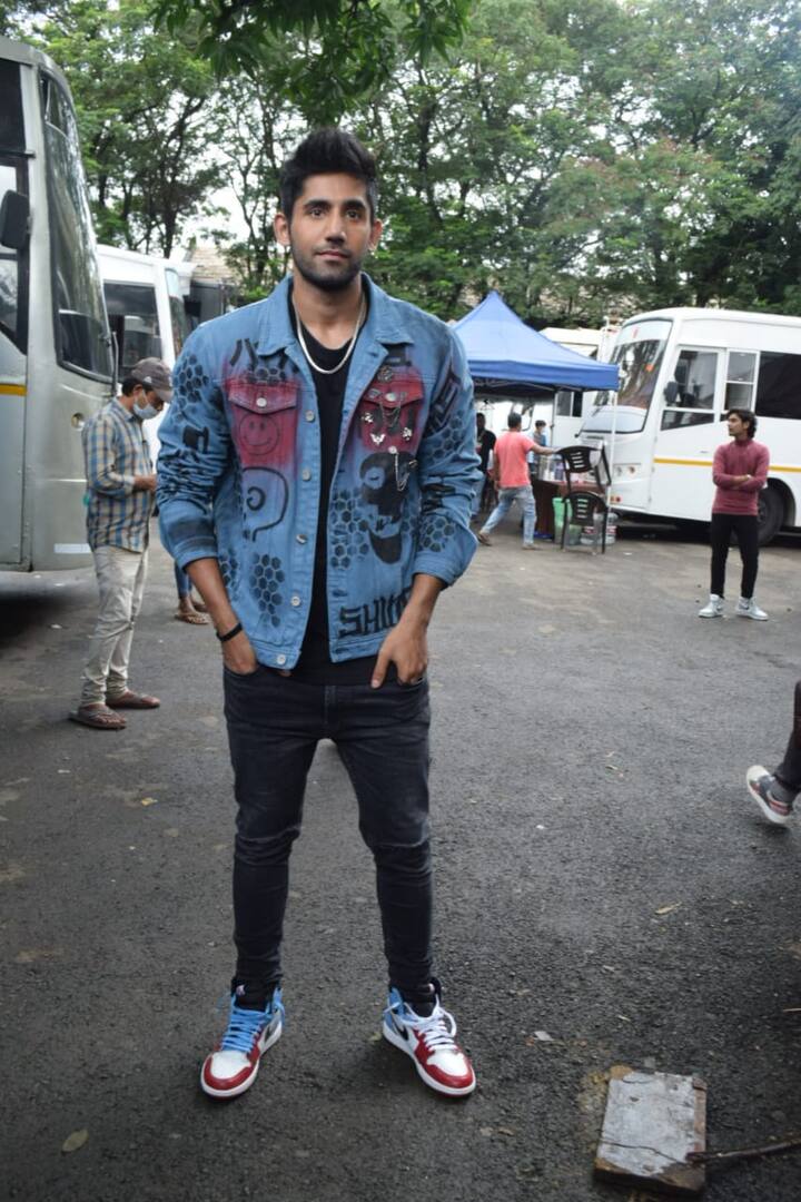 Varun Sood donned a blue denim jacket and matching sneakers for the finale episode. He is also one of the finalists of the stunt-based show.
