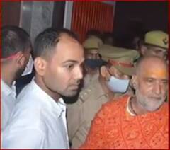 Narendra Giri के Suicide Note में जिस ओझा तिवारी का जिक्र, वो हुआ Arrest | Hindi News