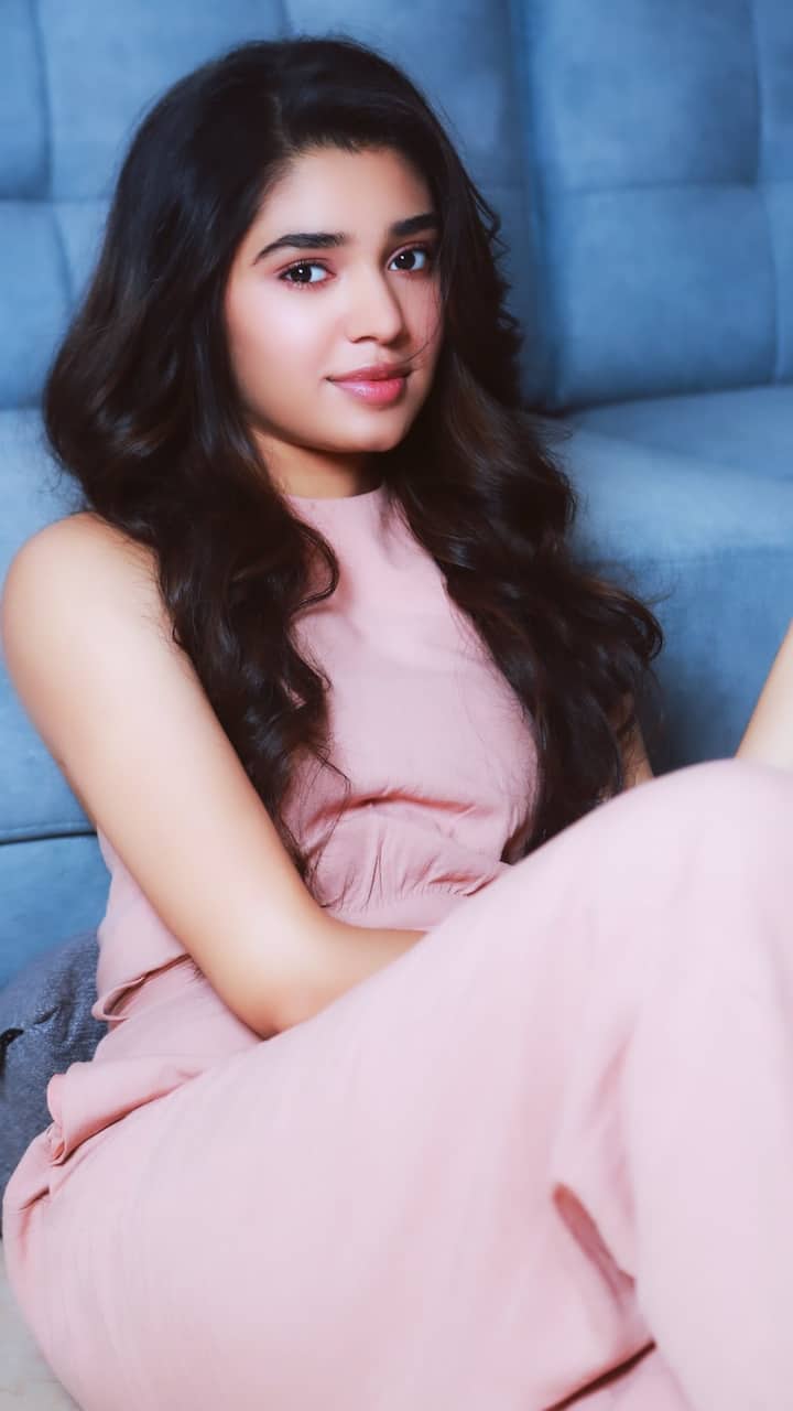 కృతి శెట్టి.. అందానికే ఆకృతి ఉంటే నీలా ఉంటుందేమో! ‘ఉప్పెన’ బ్యూటీ బేబమ్మ బర్త్డే నేడు - Image Credit: Krithi Shetty/Instagram