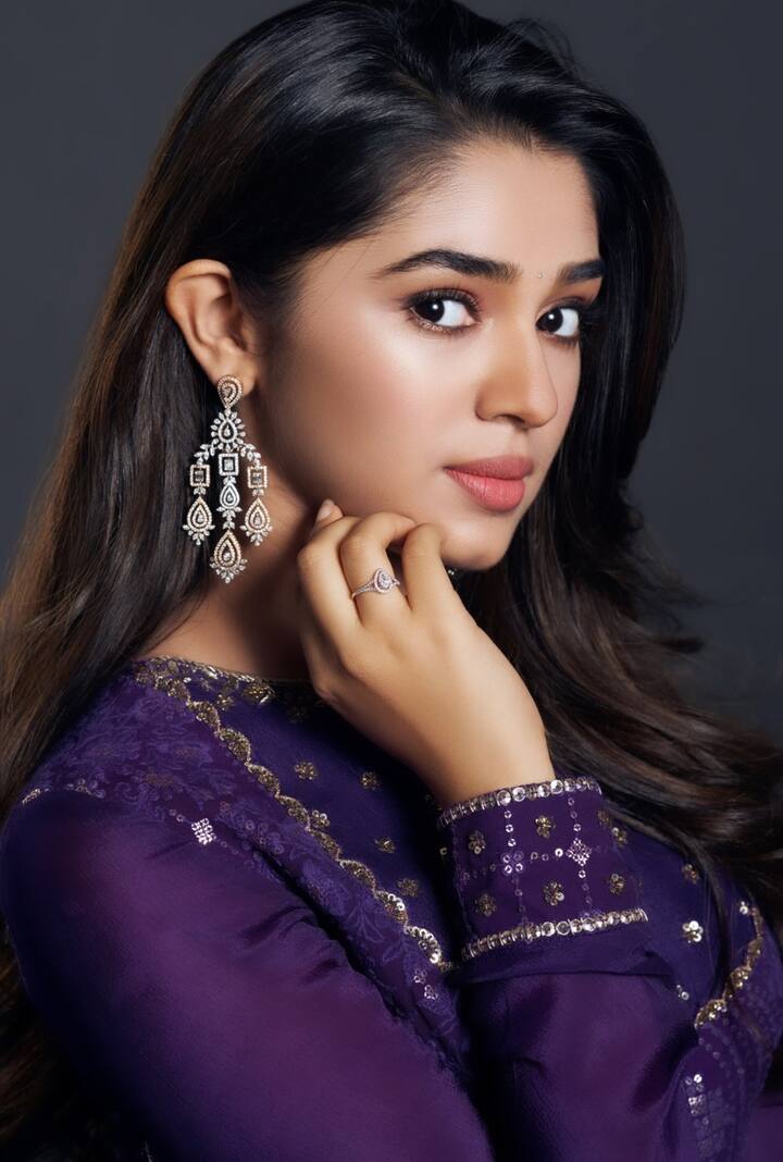 2021లో నటించిన ఆమె నటించిన తొలి చిత్రం ‘ఉప్పెన’ తర్వాత అవకాశాలు ఆమె కోసం క్యూ కట్టాయి. - Image Credit: Krithi Shetty/Instagram