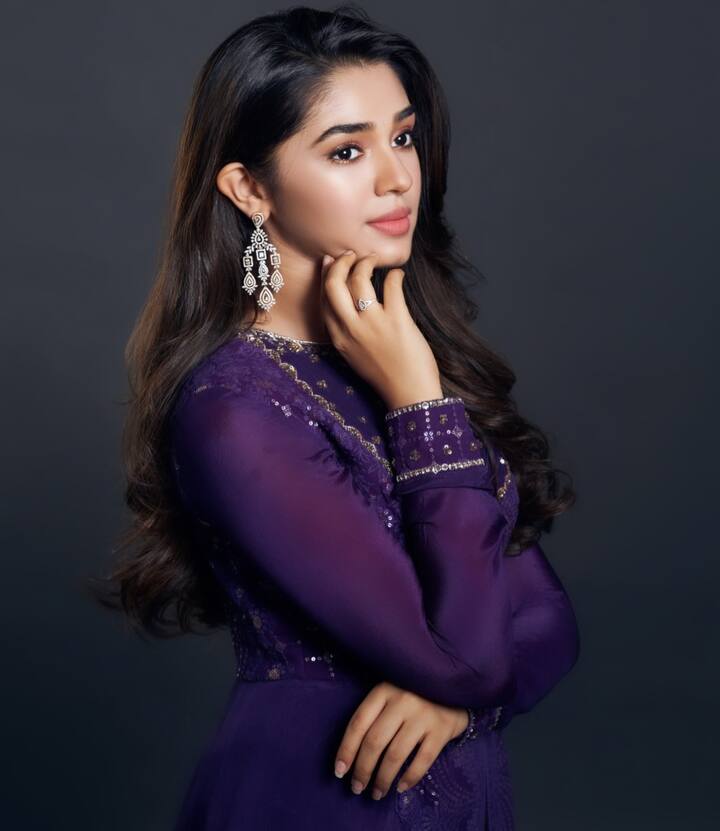 ప్రస్తుతం వరుస షూటింగులతో బిజీగా గడిపేస్తున్న బేబమ్మకు పుట్టిన రోజు శుభాకాంక్షలతోపాటు ఆల్ ది బెస్ట్ చెప్పేద్దామా. - Image Credit: Krithi Shetty/Instagram
