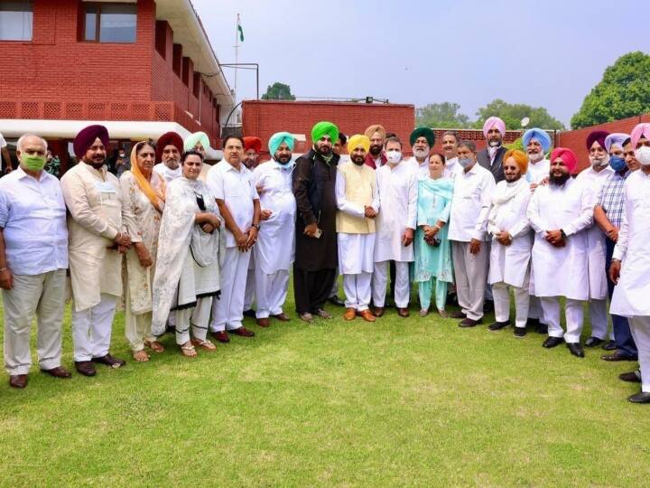 यही नहीं पंजाब के पूर्व सीएम अमरिंदर सिंह के मीडिया सलाहकार ने भी चार्टर्ड प्लेन के खर्च को लेकर सवाल पूछा है. उन्होंने कहा कि जब सरकारी हेलीकॉप्टर उपलब्ध है तो फिर चार लोगों के लिए चार्टर्ड प्लेन की जरूरत क्यों पड़ी? इसका खर्च कौन दे रहा है?