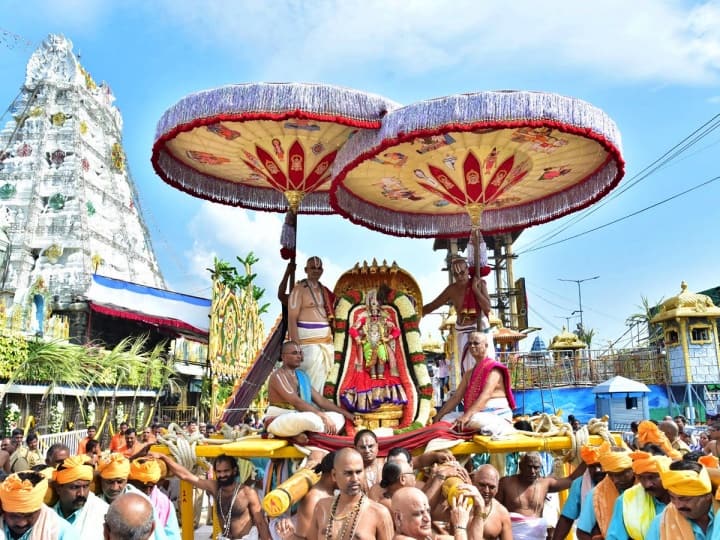 Tirumala Srivari Brahmotsavas 2021 this year is also a solitary service Tirumala Brahmotsavas 2021: అక్టోబర్ 7 నుంచి 15 వరకు శ్రీవారి బ్రహ్మోత్సవాలు... ఈ ఏడాది ఏకాంతంగానే సేవలు.. ఆ జిల్లాల భక్తులకు గుడ్ న్యూస్