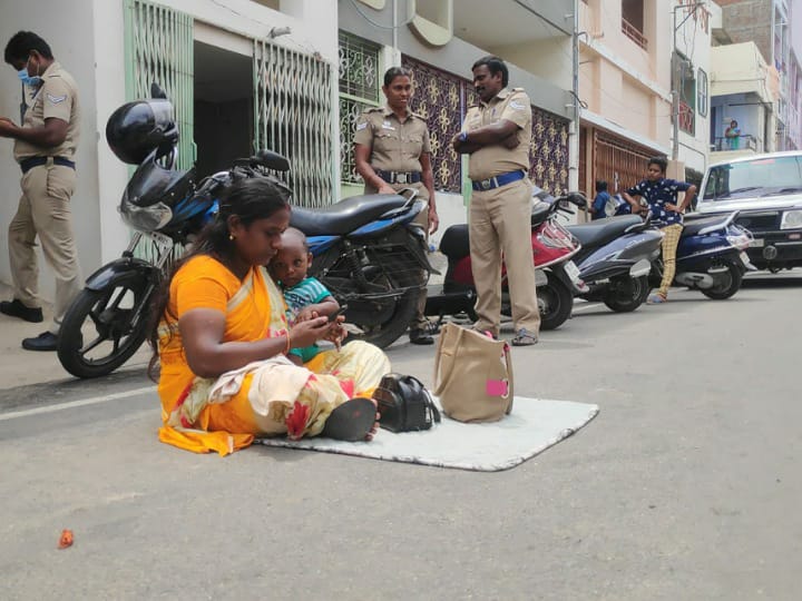 முதல் மனைவியின் வீட்டில் இருக்கும் கணவனை மீட்டுத்தரக்கோரி இரண்டாவது மனைவி தர்ணா