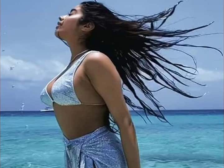 Jhanvi Kapoor was seen flaunting her hair in the pool watch here her glamorous style Janhvi Kapoor ब्लू Bikini में अपने गीले बालों को यूं झटकते हुए आईं नज़र, देखें वीडियो