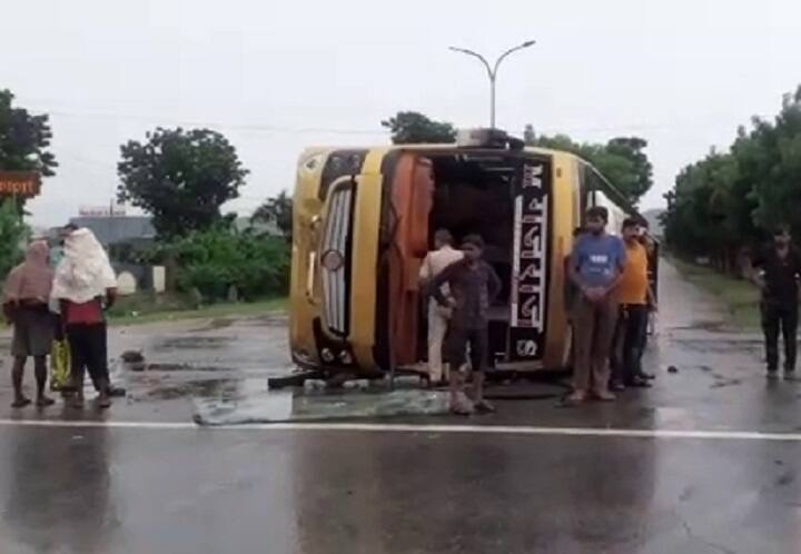 private bus accident on Rajasthan Gujarat boarder , one died on the spot ગુજરાત રાજસ્થાન બોર્ડ પર બસ પલ્ટી ગઈ, એકનું ઘટનાસ્થળે જ મોત, 7 ઘાયલ