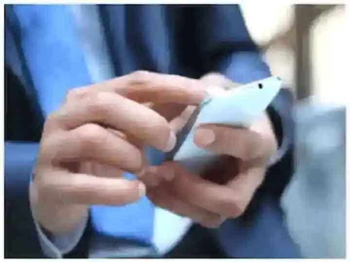 Want long life of your smartphone, so never do this work Smartphone Safety: अपने स्मार्टफोन की चाहते हैं लंबी लाइफ, तो कभी न करें ये काम