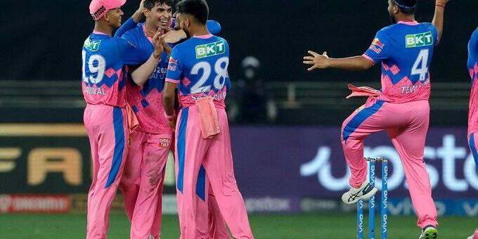 শেষ ওভারে জয়ের জন্য মাত্র ৪ রান দরকার ছিল পঞ্জাবের। কিন্তু কার্তিকের অসাধারণ বোলিংয়ের সুবাদে জয় পেল রাজস্থান। ছবি সৌজন্যে ট্যুইটার/https://twitter.com/IPL