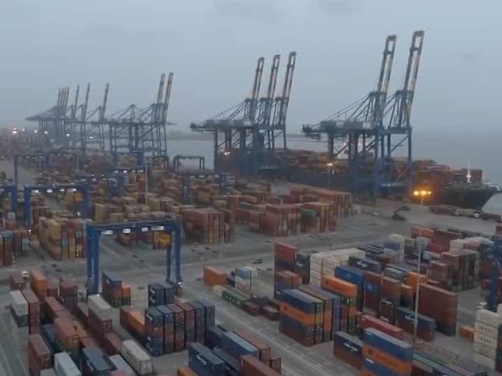 Pak says 'empty' containers seized at Mundra Port earlier used for shipping fuel from China for Karachi nuclear power plants Empty Containers Seized At Mundra Port: ‘खाली’ थे गुजरात के मुंद्रा बंदरगाह पर जब्त किये गये कंटेनर: पाकिस्तानी विदेश विभाग