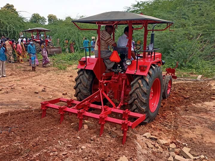 தஞ்சாவூர்: தனியார் கரும்பு ஆலைக்கு சொந்தமான நிலத்தை உழுது விவசாயிகள் போராட்டம்