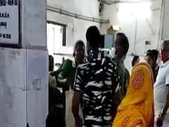 शर्मनाक: पत्नी का इलाज कराने पहुंचे शख्स को SKMCH के गार्डों ने दौड़ा कर पीटा, घसीट कर वार्ड से निकाला 