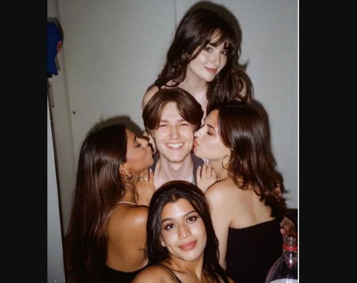 मौजूदा समय में सुहाना न्यूयॉर्क में हैं. वह वहां रहकर न्यूयॉर्क यूनिवर्सिटी के एक फिल्म स्कूल में पढ़ाई कर रही हैं. पढ़ाई के साथ-साथ सुहाना अपनी ज़िंदगी के अपडेट्स सोशल मीडिया पर शेयर करना नहीं भूलती हैं.