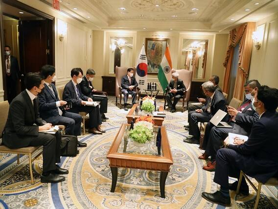 UNGA सत्र से इतर जयशंकर ने कोरिया, इटली, ऑस्ट्रेलिया के समकक्षों से मुलाकात की, अफगानिस्तान और हिंद-प्रशांत पर की चर्चा UNGA सत्र से इतर जयशंकर ने कोरिया, इटली, ऑस्ट्रेलिया के समकक्षों से मुलाकात की, अफगानिस्तान और हिंद-प्रशांत पर की चर्चा