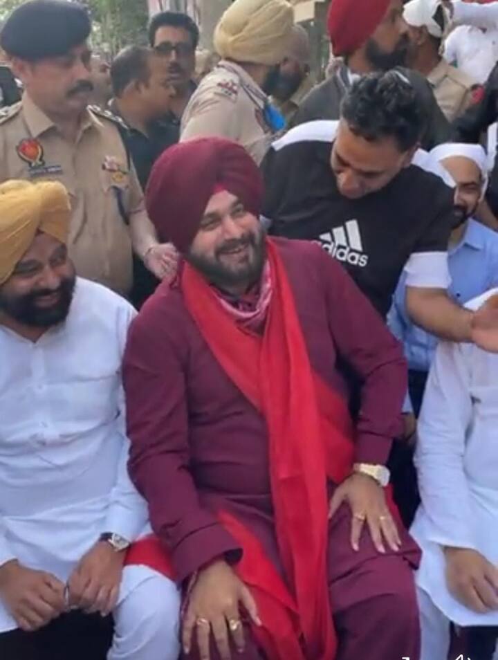 ਸ਼ਾਇਰੀ 'ਚ ਪੰਜਾਬ ਦੇ ਆਉਣ ਵਾਲੇ ਸੁਨਹਿਰੀ ਭਵਿਖ ਵੱਲ ਚੰਨੀ ਨੇ ਇਸ਼ਾਰਾ ਕੀਤਾ। ਚੰਨੀ ਦੀ ਸ਼ਾਇਰੀ ਤੋਂ ਅੰਦਾਜ਼ਾ ਲਾਇਆ ਜਾ ਸਕਦਾ ਹੈ ਕਿ ਉਹ ਵੱਡੇ ਬਦਲਾਅ ਲਈ ਤਿਆਰ ਹਨ।