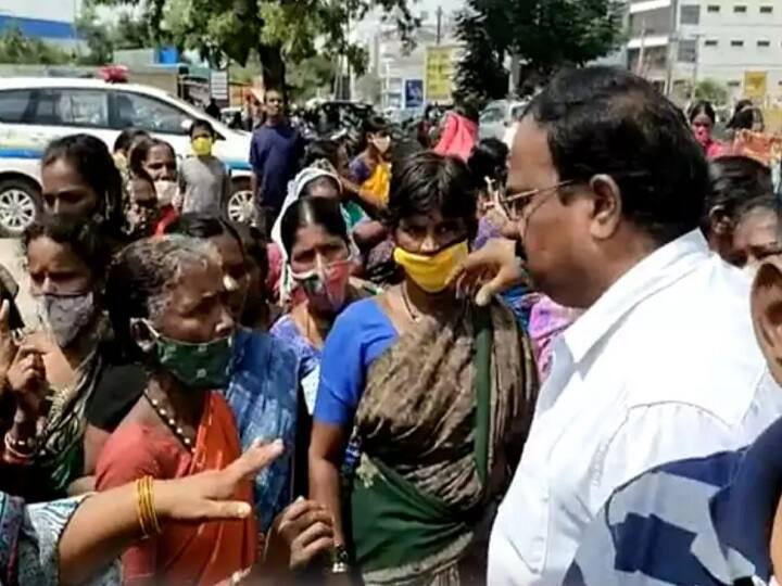 Hyderabad: Daily labour protests against YS Sharmila party for not giving Money in peerzadiguda of Medchal YS Sharmila: వైఎస్ షర్మిలకు అడ్డా కూలీలు షాక్.. నడి రోడ్డుపై పరువు తీసేసి.. ఆగ్రహావేశాలు