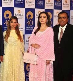 जब हुबहू मां Nita Ambani की तरह तैयार हुईं Mukesh Ambani की लाडली Isha Ambani, देखें उन खास मौकों की झलक