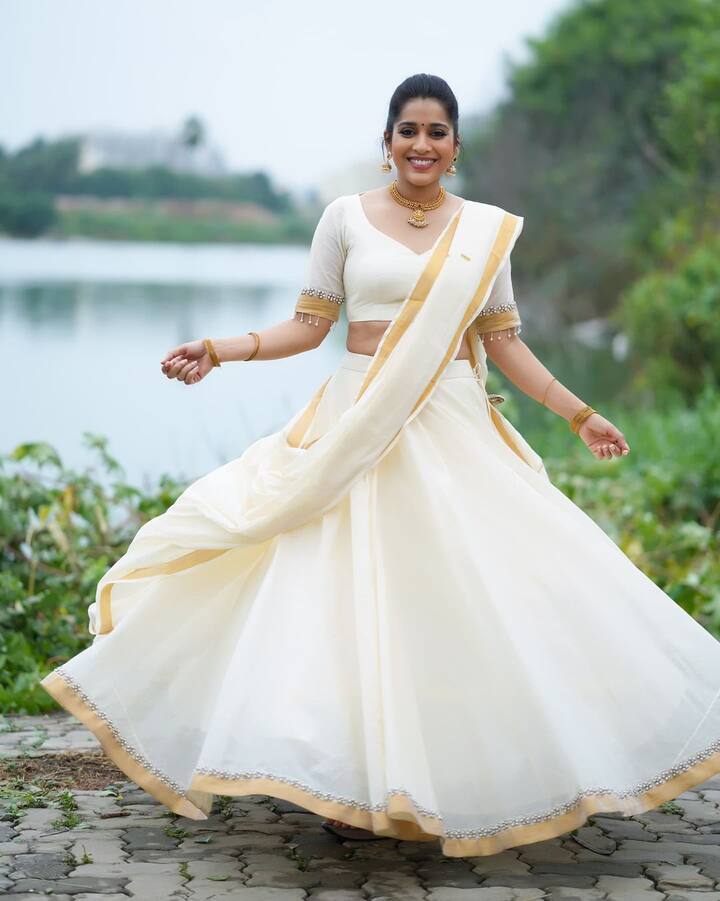(Photo source: Instagram) జబర్దస్త్ కార్యక్రమానికి యాంకర్ గా వచ్చాక రష్మి క్రేజ్ అమాంతం పెరిగిపోయింది.