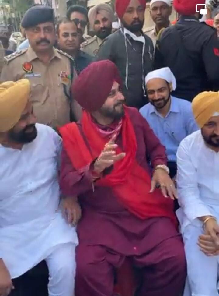 ਦੱਸ ਦਈਏ ਕਿ ਚਾਹ ਦੀਆਂ ਚੁਸਕੀਆਂ ਦੇ ਨਾਲ ਸੀਐਮ ਚੰਨੀ ਨੇ ਸ਼ਾਇਰੀ ਵੀ ਸੁਣਾਈ। ਉਨ੍ਹਾਂ ਆਪਣੇ ਸ਼ਾਇਰਾਨਾ ਅੰਦਾਜ਼ ਨਾਲ ਸਮਾਂ ਬੰਨ੍ਹ ਦਿੱਤਾ।