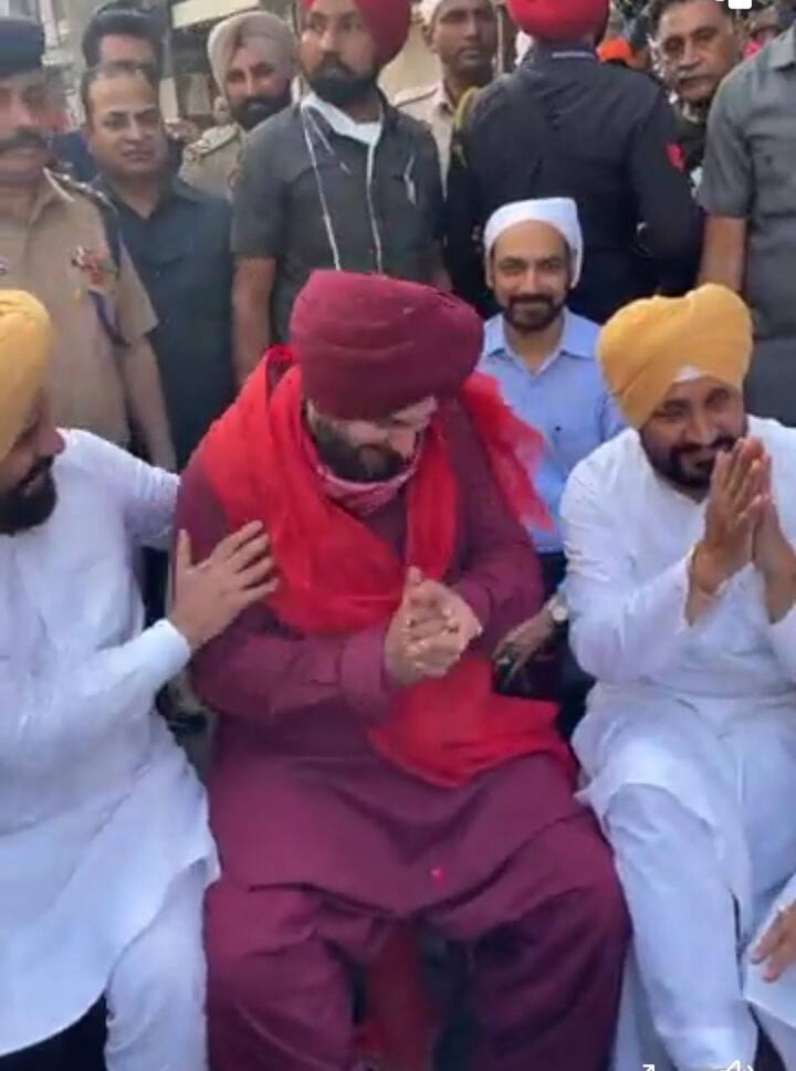 ਇਸ ਦੇ ਨਾਲ ਹੀ ਪੰਜਾਬ ਦੇ ਦੋਵੇਂ ਡਿਪਟੀ ਸੀਐਮ ਸੁਖਜਿੰਦਰ ਰੰਧਾਵਾ ਤੇ ਓਪੀ ਸੋਨੀ ਨੇ ਵੀ ਚਾਹ ਦੇ ਮਿੱਠੇ ਮਿੱਠੇ ਸੁਆਦ ਨਾਲ ਕਚੋਰੀਆਂ ਦਾ ਆਨੰਦ ਮਾਣਿਆ।