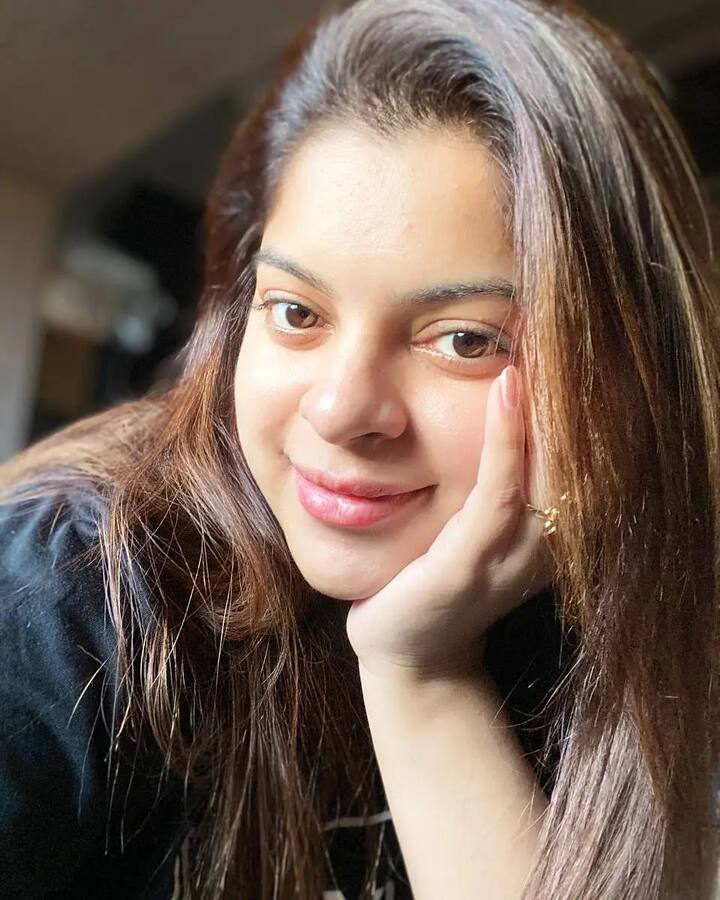 स्नेहा का जन्म मुंबई के कल्याण में हुआ. उन्हें बचपन से ही एक्टिंग का बहुत शौक था. स्नेहा ने महज 13 साल की उम्र से मराठी थियेटर में काम करना शुरू कर दिया था. स्नेहा मराठी सीरियल 'अधूरी एक कहानी' में भी दिखाई दे चुकी हैं. जिसके बाद उन्होने हिन्दी सिनेमा की ओर रुख किया.