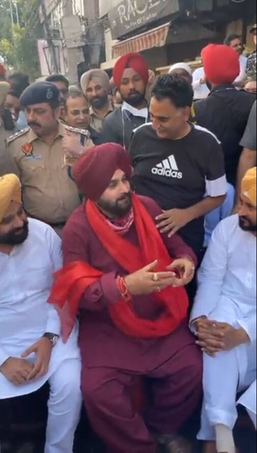 ਇਸ ਦੌਰਾਨ ਨਵਜੋਤ ਸਿੱਧੂ ਦੇ ਚਿਹਰੇ 'ਤੇ ਖੁਸ਼ੀ ਵੇਖਿਆਂ ਹੀ ਬਣ ਰਹੀ ਸੀ।