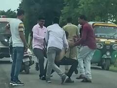 Rajkot: હેડ કોન્સ્ટેબલ રોડ પર પોલીસ વાનમાં જ યુવતી સાથે માણી રહ્યો હતો શરીર સુખ ને બહાર લોકો ભેગાં થઈ ગયાં, પછી શું થયું ?