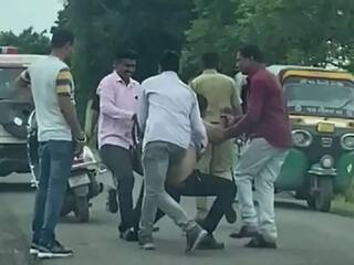 Rajkot: હેડ કોન્સ્ટેબલ રોડ પર પોલીસ વાનમાં જ યુવતી સાથે માણી રહ્યો હતો શરીર સુખ ને બહાર લોકો ભેગાં થઈ ગયાં, પછી શું થયું ?