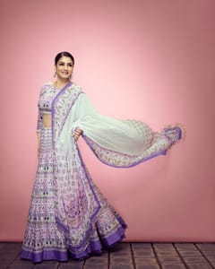 Raveena Tandon आज भी Style के मामले में नहीं हैं किसी से कम, हर अदा पर चाहने वालों का निकलता है दम