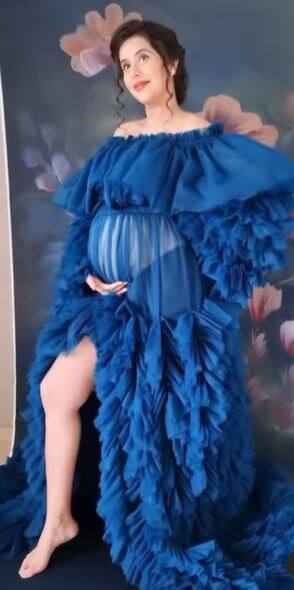 From black, beige, dark blue to lilac, the actress has tried different colours for her maternity shoot. [pic credit: Instagram/Charu Asopa]