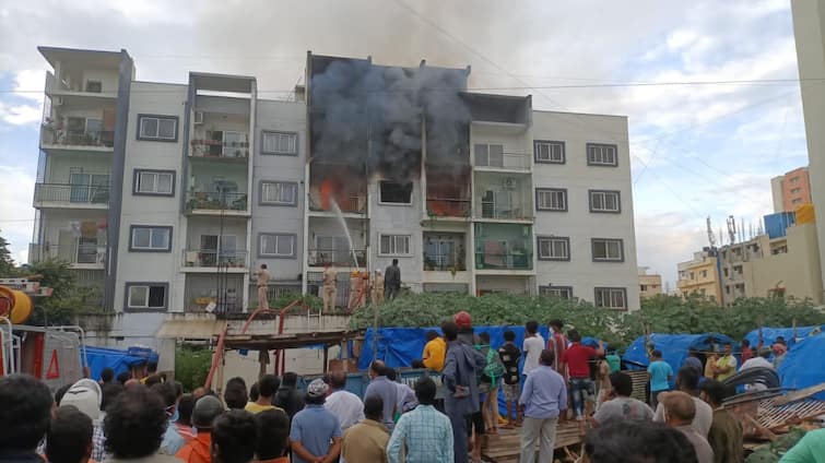 Bengaluru, Fire broke out at an apartment in Devarachikkana Halli, Begur due to gas leakage એપાર્ટમેન્ટમાં લાગી આગ, ફસાયેલી વૃધ્ધા સળગીને મરી ગઈ ને લોકો વીડિયો ઉતારતાં રહ્યાં, જુઓ વીડિયો