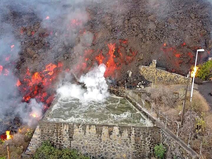 Volcano erupts again in Spain after 50 years, intermittent earthquake tremors La Palma Volcano: स्पेन में 50 साल बाद फिर फटा ज्वालामुखी, अमेरिका से कनाडा तक सुनामी का अलर्ट जारी