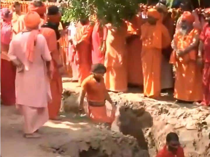 Mahant Narendra Giri Bhu Samadhi: महंत नरेंद्र गिरि को बाघम्बरी मठ में दी गई भू-समाधि