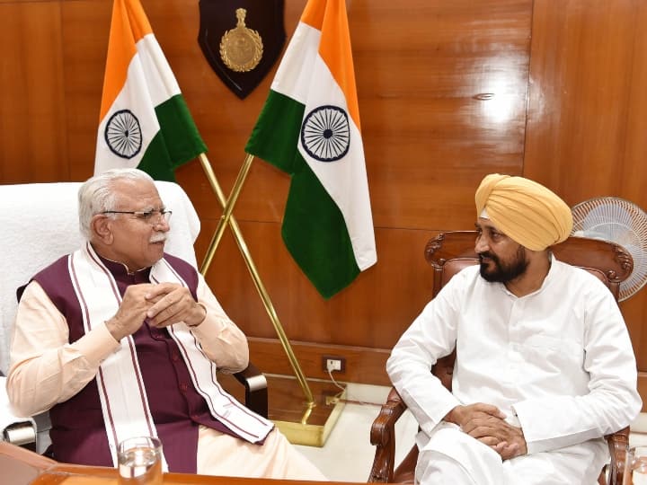 Punjab CM Charanjit Singh Channi Meets Haryana CM Manohar Lal Khattar Channi Meets Khattar: पंजाब के सीएम चन्नी ने हरियाणा के मुख्यमंत्री खट्टर से की मुलाकात, दोनों राज्यों में सहयोग की उम्मीद जताई