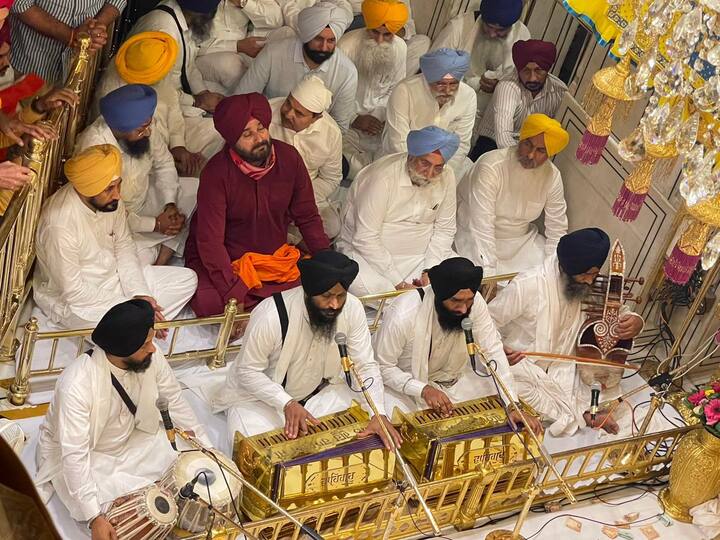 ਮੁੱਖ ਮੰਤਰੀ ਚਰਨਜੀਤ ਚੰਨੀ ਦੇ ਨਾਲ ਪੰਜਾਬ ਕਾਂਗਰਸ ਦੇ ਪ੍ਰਧਾਨ ਨਵਜੋਤ ਸਿੱਧੂ ਵੀ ਸ੍ਰੀ ਦਰਬਾਰ ਸਾਹਿਬ ਵਿਖੇ ਨਤਮਸਤਕ ਹੋਏ।