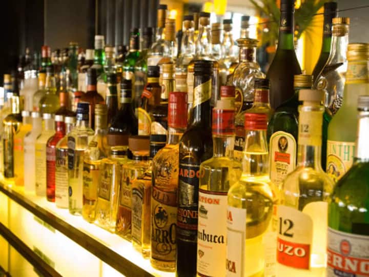 AP Govt ordered liquor shops remain open upto midnight on December 31st AP Liquor Shops: మందుబాబులకు న్యూ ఇయర్ గిఫ్ట్... అర్ధరాత్రి వరకూ షాపులు ఓపెన్... ఏపీ ప్రభుత్వం ఉత్తర్వులు