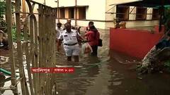 Kolkata Waterlogged: পরনে উর্দি, হাতে বুট! কোমর-সমান জল ঠেলেই যাতায়াত আলিপুর বডিগার্ড লাইন্সে | Bangla News