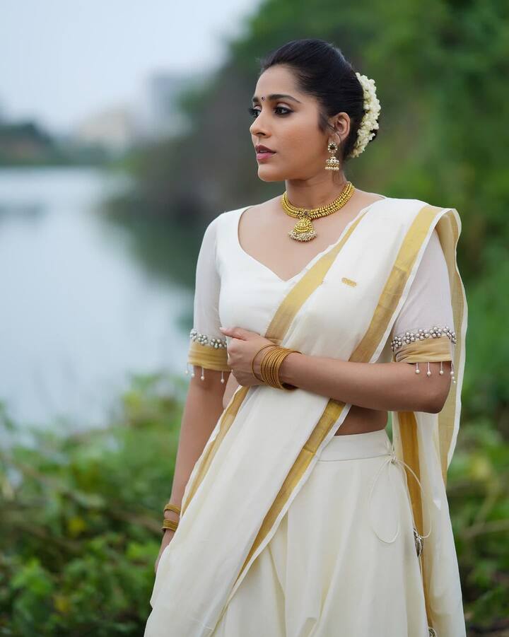 (Photo source: Instagram) సుధీర్ తో లవ్ ట్రాక్ కూడా ఆమెకు బాగా పాపులారిటీ తెచ్చిపెట్టింది.