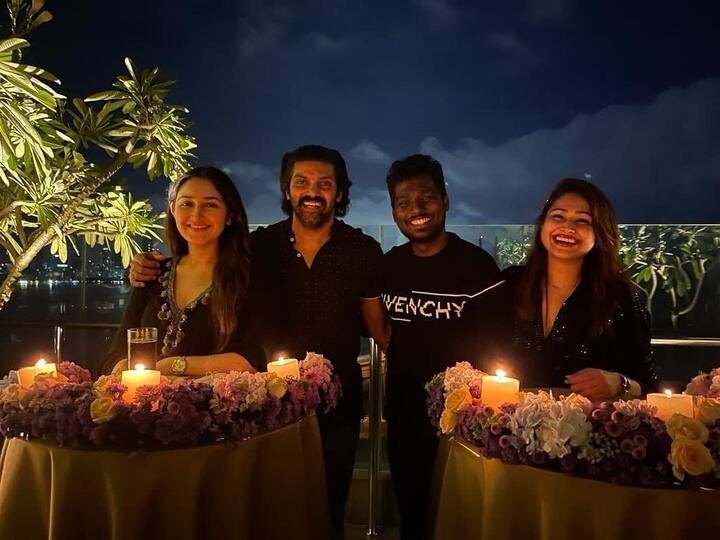 தனது பிறந்தநாளை மனைவி பிரியாவுடன் சேர்ந்து ஆர்யா, அவரது மனைவி சாயிஷா உடன் கொண்டாடியுள்ளார்