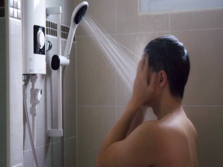 Health benefits Cold Showers Promote Weight Loss थंड पाण्याने आंघोळ करण्याचे फायदे माहित आहे का? - वाचा 