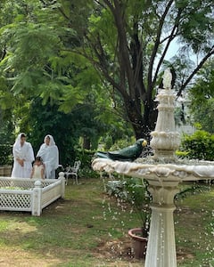 Pataudi Palace में मौजूद Soha Ali Khan ने पिता Mansoor Ali Khan को किया याद, कब्र पर बेटी Inaaya Khemu संग पढ़ी दुआ