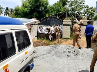 Dindugal Revenge Killing | பெண்ணின் தலையை துண்டித்து வாசலில் வைத்த கொலையாளிகள்.. திண்டுக்கல்லில் பழிக்குப்பழியென தொடரும் கொடூர கொலைகள்..